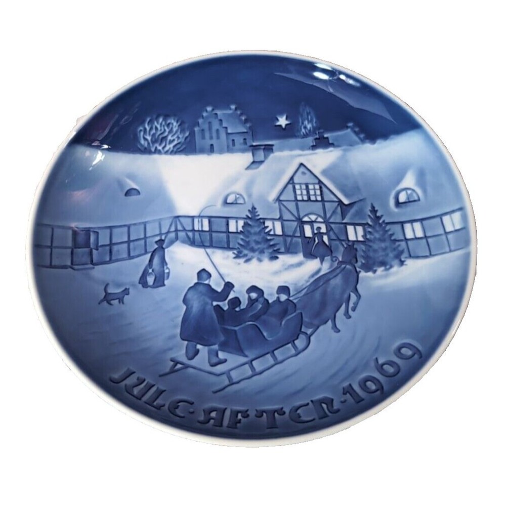 Bing & Grondahl Christmas Plate 1969  "Arrival Of Christmas Guests "  Blue/White